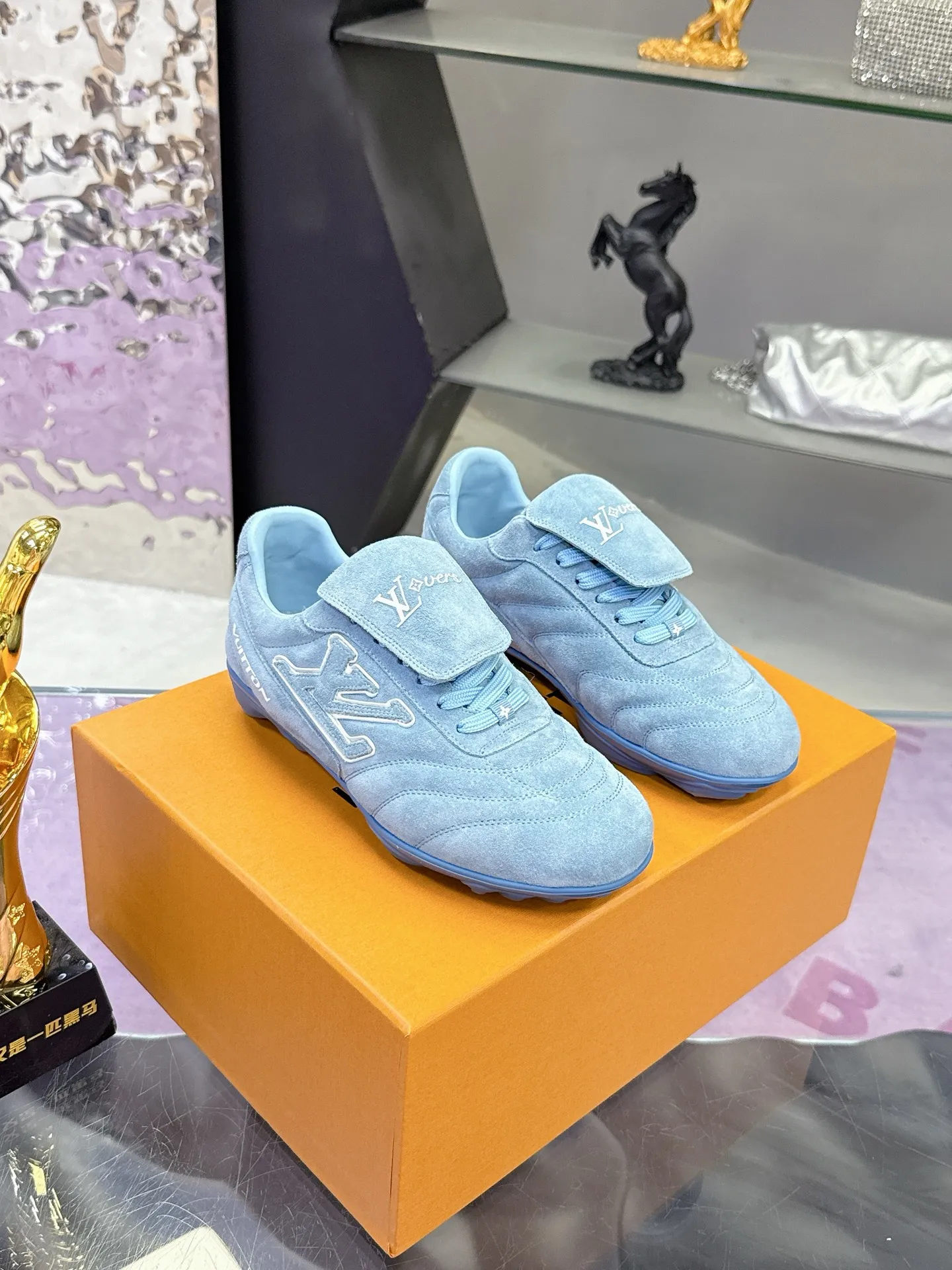 Factory price: 700💰 2025 new LV sneakers for couples, 🔥🔥🔥You will look fashionable when you wear them ❤️ LV football shoe series 💗 This Footprint Soccer sneaker was unveiled in the 2025 spring and summer series fashion show. It is the first sneaker designed by Pharrell Williams inspired by football shoes. The shoes are inspired by football, a sport that spans generations and cultures💎, echoing the theme of unity and universal participation in the 2025 spring and summer series fashion show. The shoe is known for its sleek design, with the dynamic IV Initials logo embellished on the side, the Lvers United emblem inspired by the football team on the tongue, and the sole patterned rubber sole decorated with multiple Louis Vuitton logos. Stylish and casual wear, a trend-setter in the fashion industry. Made of imported cowhide with full craftsmanship💓 Number of sizes (women’s 35-41, women’s 41 customized) (men’s 39-46, 45-46 customized)